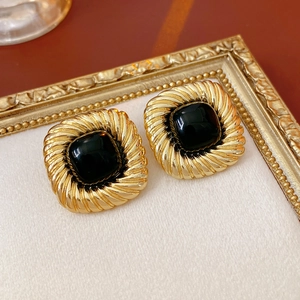 Detail der quadratischen Goldohrringe im Vintage-Stil mit Seilstruktur und schwarzem Stein