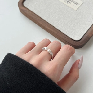 Detail of adjustable S925 silver ring with double pearls and zircon clover inlay