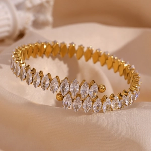 Dettaglio macro del bracciale aperto placcato oro con zirconi cubici a taglio marquise