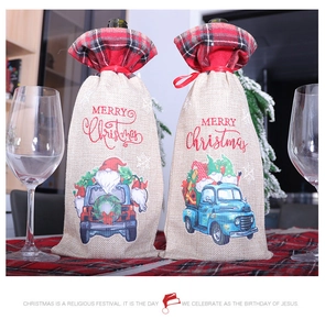 Détail de couvre-bouteilles en lin de Noël avec imprimés de camions et rubans à carreaux