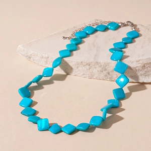 Collana con perle quadrate turchesi minimalista e chiusura in argento su pietra bianca