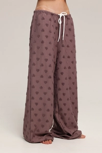 Détail du pantalon de détente à texture cœur avec taille élastique et cordon blanc