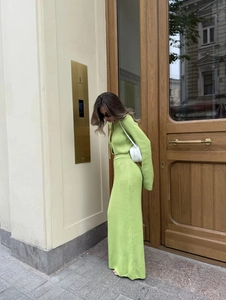 Détail d'un ensemble en tricot vert herbe avec haut à manches longues et jupe longue moulante