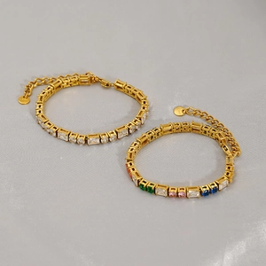 Detail von 18k vergoldeten Tennisarmbändern mit bunten und klaren Zirkonia-Steinen