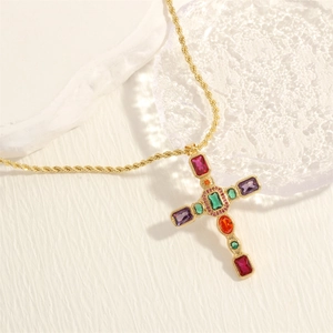 Lussuosa collana a croce placcata in oro con zirconi multicolore su base in pietra