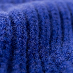 Bonnet en maille côtelée bleu foncé avec texture de laine épaisse et fibres chaudes