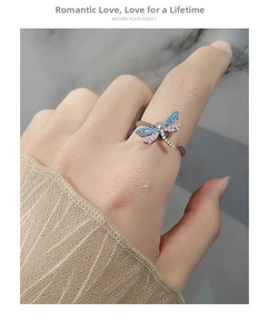 Details des verstellbaren Libellenrings mit rosa und blauen Zirkonia auf Silberband