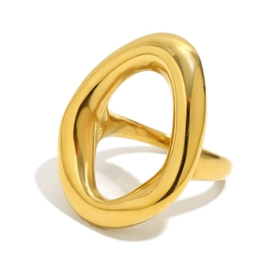 Détail de la bague en acier inoxydable plaqué or 18 carats avec design ovale ajouré