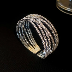 Detailopname van de gelaagde zilveren armband met schitterende kristallen pavé-zetting