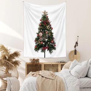 Dettaglio di un arazzo con albero di Natale bianco appeso in una camera da letto moderna