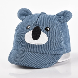 Casquette bébé en velours bleu avec mignonnes oreilles de koala en 3D sur fond blanc
