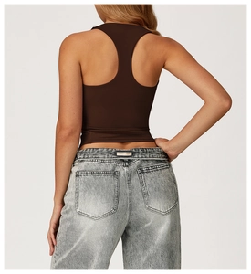 Dettaglio del design racerback del gilet yoga marrone scuro in tessuto elasticizzato