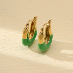 Orecchini a U in acciaio al titanio con metallo dorato e smalto verde stile moderno