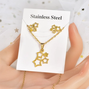 Parure de bijoux en acier titane avec collier pendentif étoile évidée et boucles d'oreilles