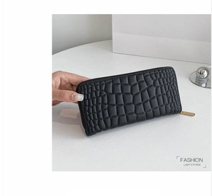 Detail der schwarzen Damen Geldbörse mit Kroko-Prägung, langem Design und goldenem Reißverschluss