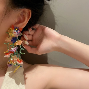 Orecchini a cerchio con fiori in acrilico colorato e perline dal design floreale