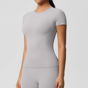 Détail du t-shirt de sport gris clair avec tissu extensible à séchage rapide et coupe slim