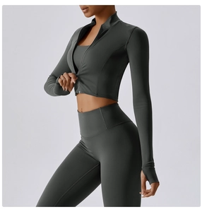 Détail de la veste de sport grise ajustée avec fermeture éclair et passe-pouces pour yoga