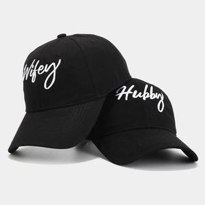 Passende Hubby und Wifey Baseballkappen in Schwarz mit Stickerei für stilvolle Paare