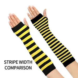 Détail des mitaines longues en tricot à rayures jaunes et noires avec trous pour les pouces