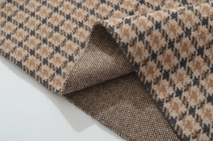 Detailaufnahme der dicken Hahnentritt-Wollstofftextur in Kaffee- und Schwarztönen
