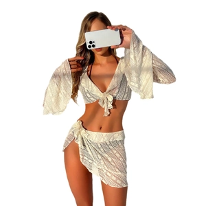 Ensemble de plage en dentelle crochetée blanche avec manches évasées et paréo fendu