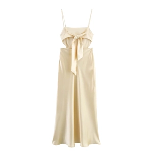 Robe longue en satin champagne avec détail nœud et découpe à la taille