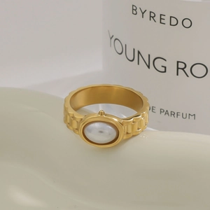Makrofoto eines goldenen Edelstahlrings mit Gliederketten-Design und ovaler Perle