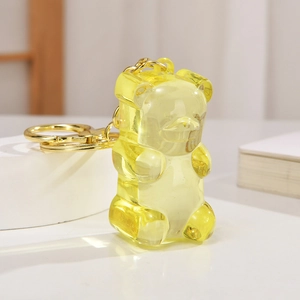 Gros plan d'un porte-clés ours en résine jaune translucide avec un anneau doré