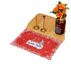 Festliches Weihnachts-Tischset mit Waldwichteln und Schneeflockenmustern auf rotem Grund
