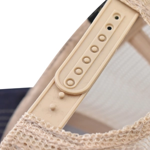 Dettaglio macro del cinturino snapback regolabile e trama mesh del berretto da baseball