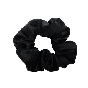 Elastico scrunchie grande in raso di seta nera con alta elasticità e design plissettato