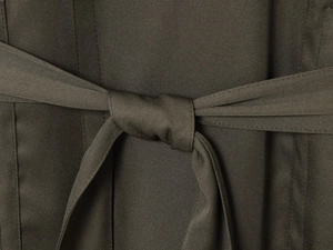 Detailansicht der dunkelolivfarbenen Twill-Stoffstruktur und Gürtelknoten am Set