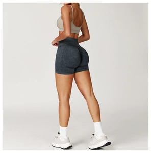 Vue détaillée du short de yoga sans couture taille haute avec effet push-up gris foncé