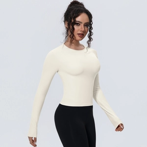 Gros plan du t-shirt de yoga cintré à manches longues en tissu respirant crème