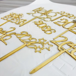 Goldene Tortenstecker aus Spiegelacryl für die Neujahrsparty 2026 mit Sterndesign