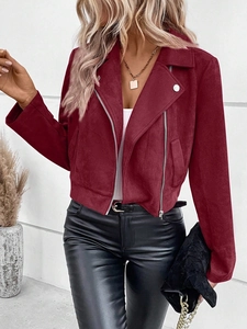 Detailstruktur der weinroten Damen-Wildlederjacke mit Reißverschluss und schmaler Passform