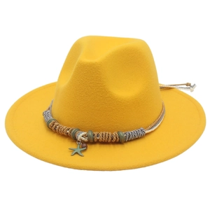 Dettaglio fedora giallo con cinturino intrecciato, perline bronzo e ciondolo a stella