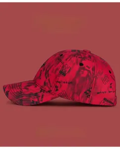 Détails du motif graffiti rouge et noir sur cette casquette de baseball en sergé robuste