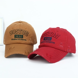 Détail de casquette vintage avec broderie Boston 1630 et bords usés style rétro américain