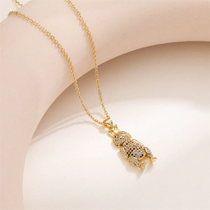 Gros plan du collier pendentif lapin plaqué or avec des pierres de zircone colorées