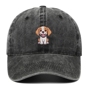 Détail d'une casquette vintage en coton délavé avec écusson brodé petit chien