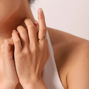 Gros plan sur la bague en V plaquée or 18 carats avec oxydes de zirconium sur un mannequin