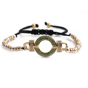 Dreifarbiges Perlenarmband mit grünem Zirkonia-Anhänger und verstellbarer Schnur