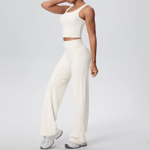 Dettaglio completo del set yoga bianco con canotta corta e pantaloni yoga a gamba larga