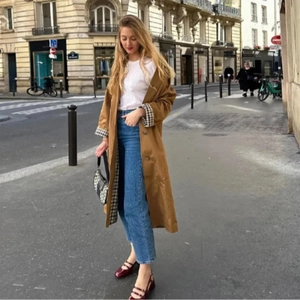 Outdoor-Streetstyle-Ansicht eines khakifarbenen Trenchcoats mit Revers und Knöpfen