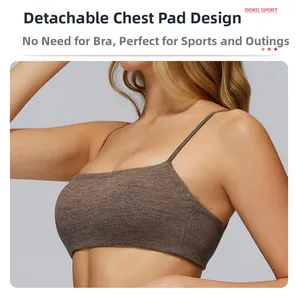 Dettaglio del reggiseno sportivo marrone con imbottitura rimovibile funzionale