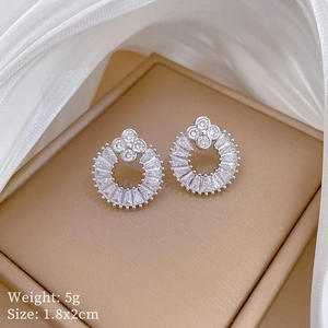 Detailed macro view of silver clover hoop earrings with size 1.8x2cm and weight 5g specs