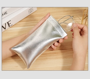 Makroaufnahme der silbernen PU-Ledertasche mit Schnappverschluss für Metallbrillen