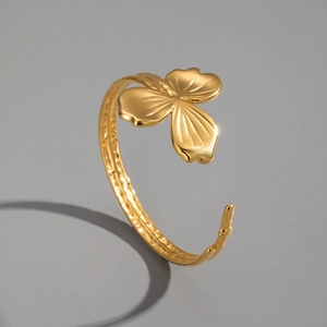 Détail du bracelet trèfle plaqué or 18 carats avec anneau texturé style branche